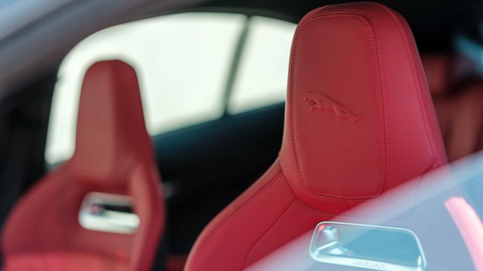 EV400 S黑魂進階版座椅則是搭載跑車化的開孔設計，頭枕上也有精緻廠徽。(圖片來源/ Jaguar)