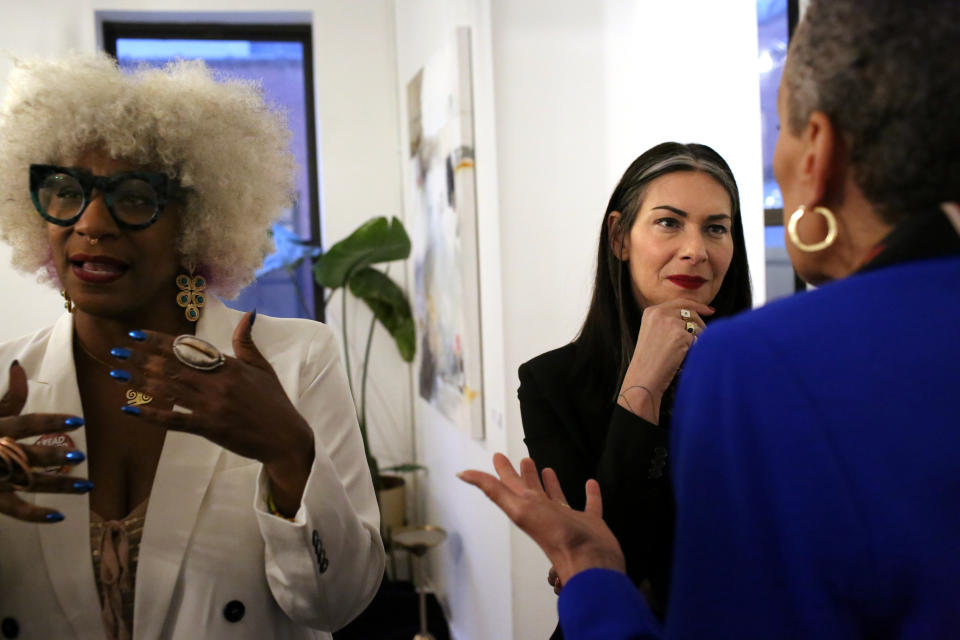 Mujeres en un club de networking en Manhattan se reúnen para proyectar un documental y hablar sobre la menopausia el 28 de abril de 2023. (Yana Paskova/The New York Times)