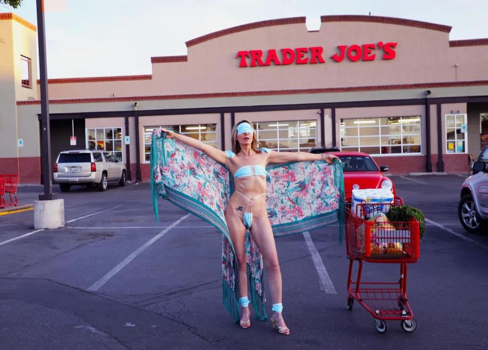 美國行為藝術家把口罩比基尼穿上身，被超市阻擋在外不准入內。（翻攝自DaVida Sal臉書）