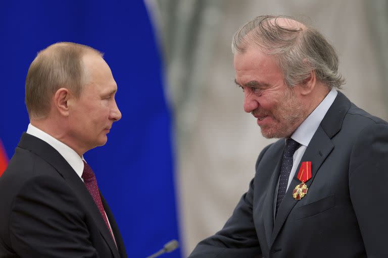 El presidente ruso Vladimir Putin condecoró a Valeri Gergiev en 2016