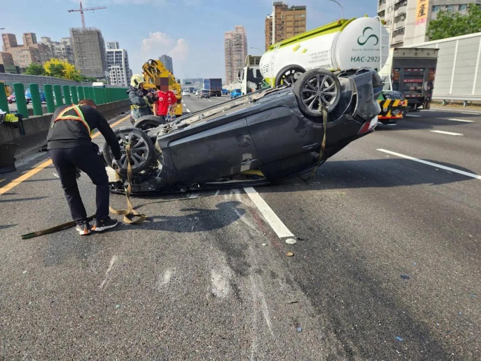 自小客車爆胎自撞後翻覆。（圖/翻攝畫面）