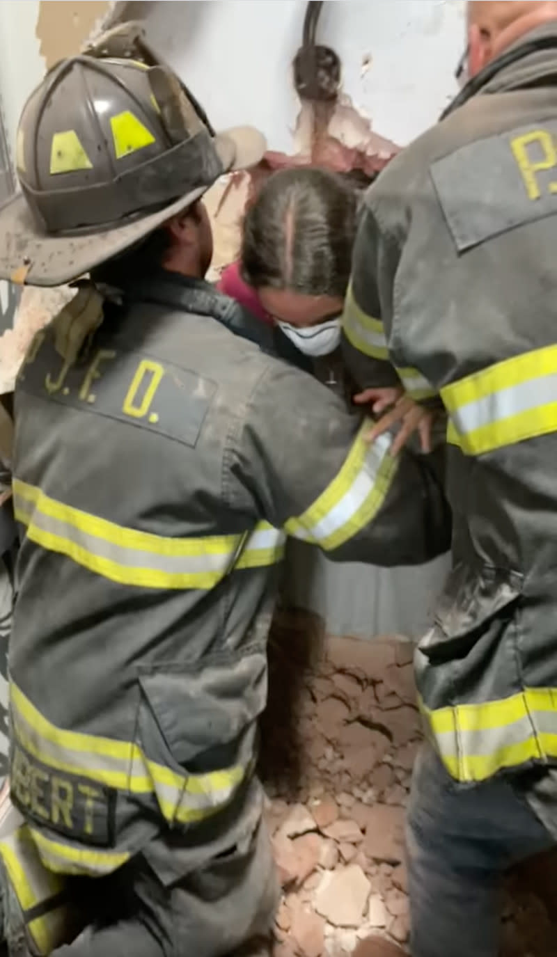 Die Feuerwehrleute befreiten das Mädchen durch ein Loch in der Wand des Tresors (Screenshot: Facebook/Port Jefferson Fire Department)