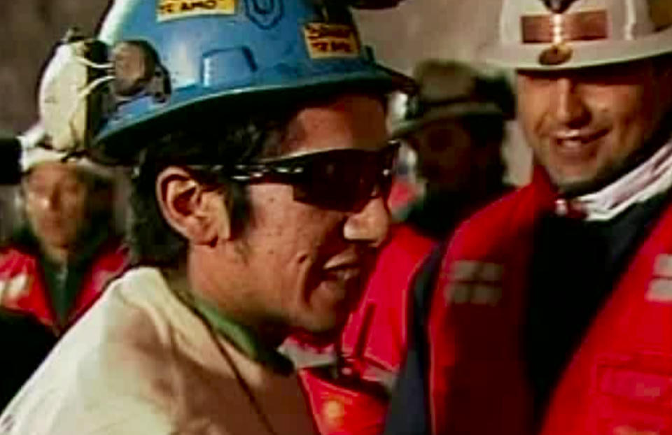 ARCHIVO - En esta foto de archivo del 13 de octubre de 2010 que fue tomada de un video se muestra al minero Jimmy Sánchez, el quinto en ser rescatado de la mina San José donde 33 mineros estuvieron atrapados por 69 días cerca de Copiapó, Chile. (AP Foto, Archivo)