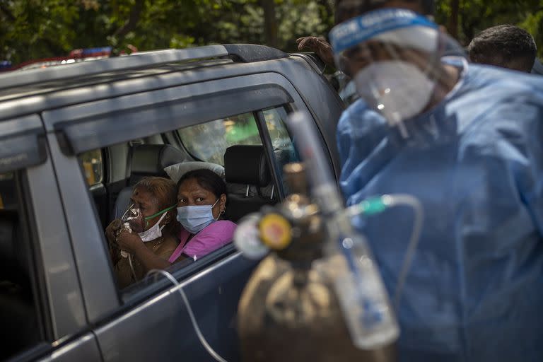 Un paciente en un automóvil recibe oxígeno provisto por un Gurdwara, un lugar de culto sij, en Nueva Delhi, India, el 24 de abril. El sistema de salud de la India se ha visto abrumado por la pandemia de coronavirus, dejando a los pacientes desesperados por oxígeno y otros suministros. 
