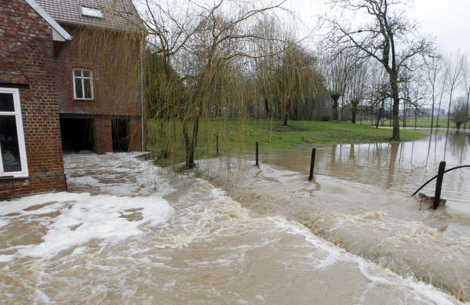 A house is submerged by water near the Dender river during floods near Geraardsbergen January 13, 2011. Several rivers burst their banks due to heavy rain flooding several towns and villages in Belgium, local media reported.  REUTERS/Francois Lenoir    (BELGIUM - Tags: DISASTER ENVIRONMENT)