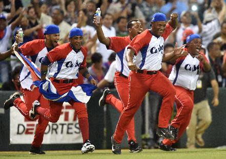 El equipo nacional de baseball de Cuba celebra la conquista de la serie del Caribe el 8 de febrero de 2014 en Puerto Rico (AFP/Archivos | PAUL J. RICHARDS)