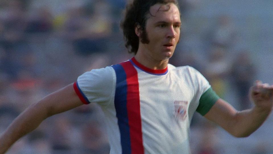 Platz 2: Franz Beckenbauer. Er spielte schön. Und erfolgreich. Den Kopf immer oben, den Blick aufs Spiel, nicht auf den Ball, weil er eben spürte, wo er war. Beckenbauer wurde Welt- und Europameister mit der goldenen Generation in den 70er-Jahren. Der beste Stratege, den der deutsche Fußball jemals hatte. (Bild: Tele 5 / Toro)