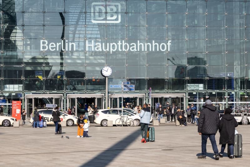 People walk in front of Berlin Central Station. In the wage dispute with Deutsche Bahn, the GDL union had called for 35-hour strikes in both passenger and freight transport. Even after the end of the strike, the basic timetable for long-distance services will continue to apply throughout Friday. Hannes P. Albert/dpa