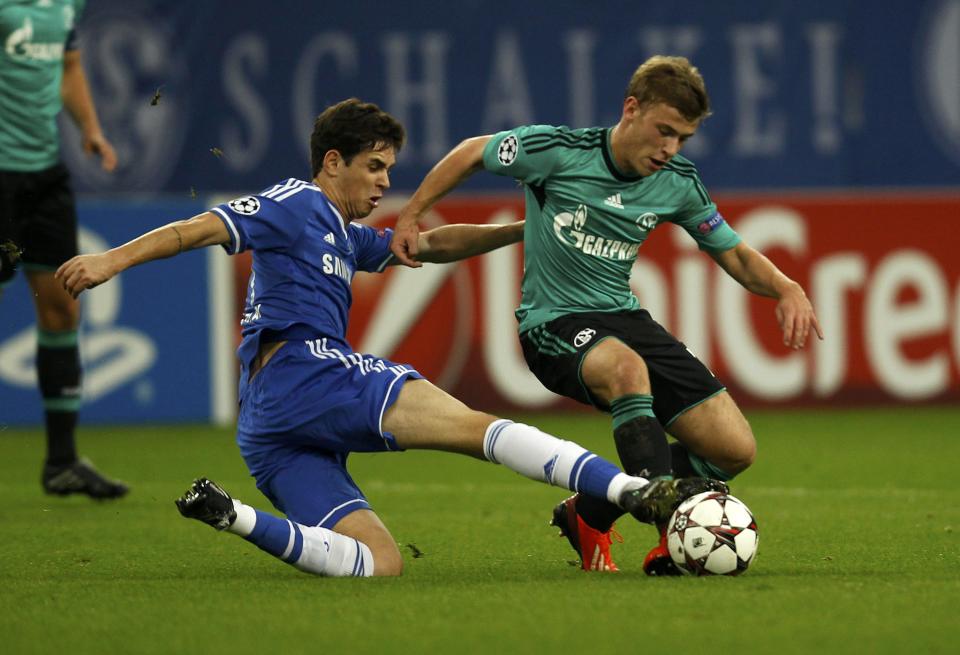 Chelsea's Oscar (L) challenges Schalke 04's Max Meyer during their Champions League soccer match in Gelsenkirchen October 22, 2013. REUTERS/Ina Fassbender (GERMANY - Tags: SPORT SOCCER)