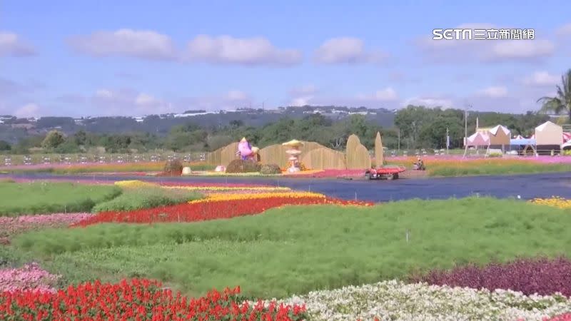 花毯節現場不設停車場，遊客得搭乘免費接駁車前往。