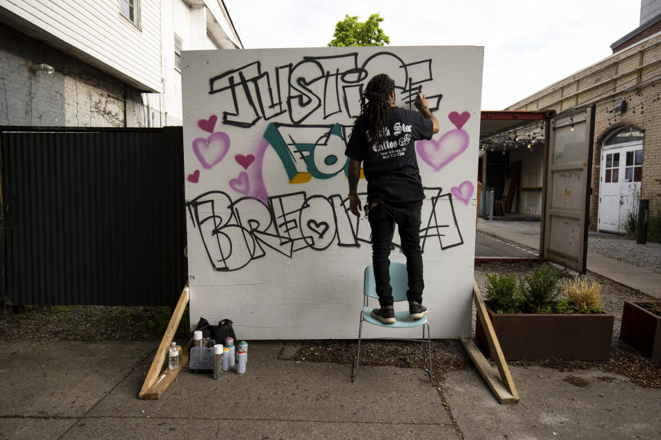 Grafitti artist Resko paints a mural near where a protest march started on May 29 in Louisville, Kentucky. (Photo: Brett Carlsen via Getty Images)
