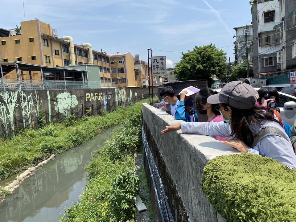 子母溝的渠道工法增加流水速度；河道兩旁植栽綠化，營造友善生態的棲地環境。   圖：新北市水利局提供