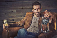 <p>Ryan Reynolds ist das jüngste Mitglied der Alkohol-Promi-Gang. Er kaufte sich bei Aviation Gin ein und ist seitdem nicht nur Teilhaber, sondern auch Werbegesicht. (Foto: WENN) </p>