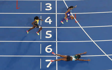 2016 Rio Olympics - Athletics - Final - Women's 400m Final - Olympic Stadium - Rio de Janeiro, Brazil - 15/08/2016. Shaunae Miller (BAH) of Bahamas throws herself across the finish line to win the gold ahead of Allyson Felix (USA) of USA and Shericka Jackson (JAM) of Jamaica. REUTERS/Fabrizio Bensch