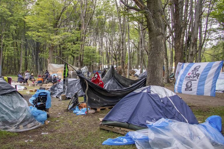 Cruzar el Estrecho de Magallanes en balsa, convertir el viaje en Luna de Miel y financiar el recorrido con artesanías son algunas de las estrategias desplegadas por los miles de fanáticos de la banda de rock La Renga que viajaron desde distintos puntos del país en avión, en auto, en moto, en micro o a dedo por toda la Patagonia para llegar al recital que la emblemática agrupación liderada por Gustavo 