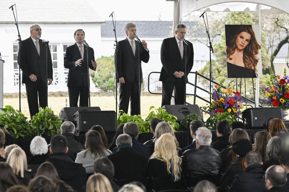 El Blackwood Brothers Quartet canta durante una ceremonia fúnebre en honor de Lisa Marie Presley, el domingo 22 de enero de 2023, en Memphis, Tennessee. (AP Foto/John Amis)