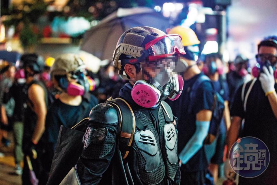 警方於831當晚多次施放催淚彈，勇武派示威者全副武裝，許多人都自備全套升級過後的裝備和防毒面具。