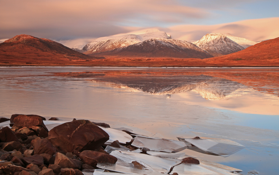 Icy Loch Glascarnoch, Scotland. (<a href="http://www.flickr.com/photos/gordie_broon/8287718366/in/pool-yahoo-break-news/" rel="nofollow noopener" target="_blank" data-ylk="slk:Photo by Gordie Broon on Flickr.;elm:context_link;itc:0;sec:content-canvas" class="link ">Photo by Gordie Broon on Flickr.</a>)