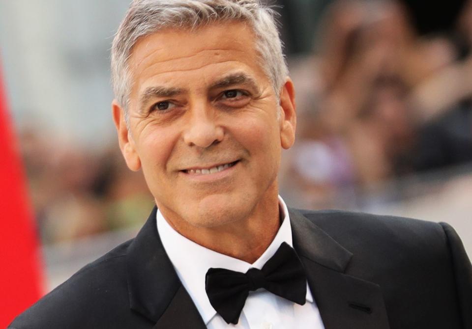 Dass er seine Schauspielkarriere bei der TV-Serie "Emergency Room" begann, wissen die meisten. Dass George Clooney lange Zeit als der begehrteste Junggeselle Hollywoods galt, sowieso. Aber auch, dass er mit Vorliebe sein hübsches Gesicht hinter der Kamera versteckt? (Bild: Vittorio Zunino Celotto/Getty Images)