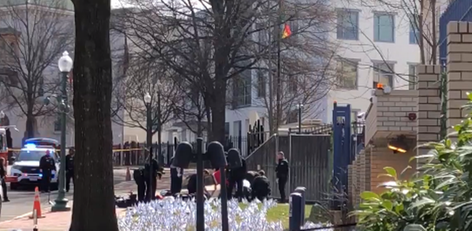 Un miembro activo de la Fuerza Aérea de Estados Unidos se encontraba muy grave el domingo tras prenderse fuego frente a la embajada de Israel en Washington, D.C.