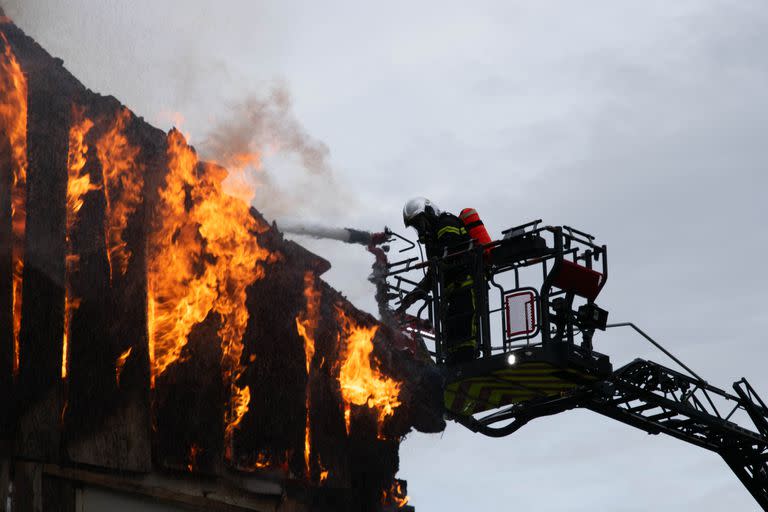 Tragedia en Francia: nueve muertos y dos desaparecidos tras incendiarse una casa para discapacitados