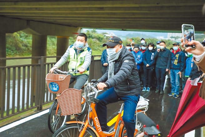 汐止五堵貨場河岸自行車道完工，新北市長侯友宜8日前往視察。（王揚傑攝）