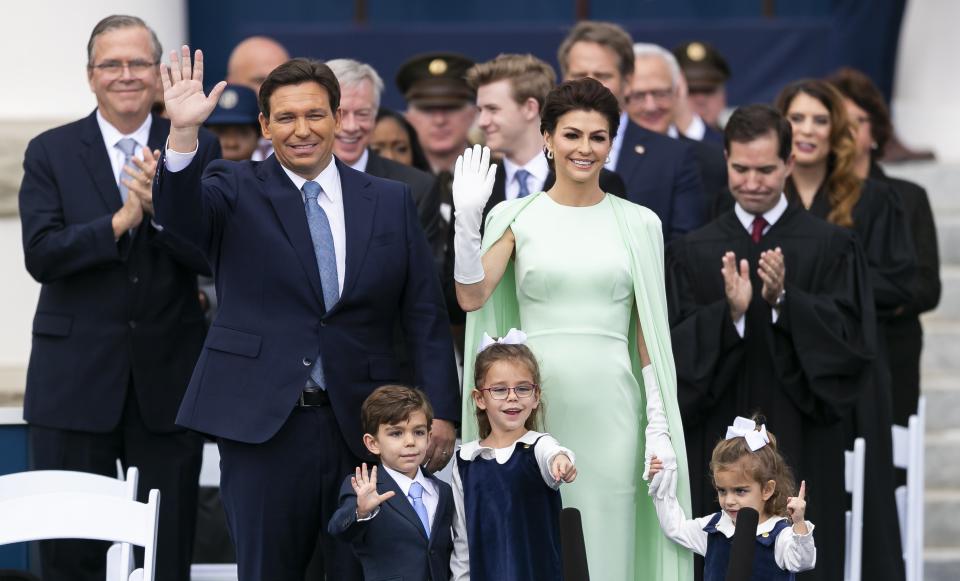 Vorzeigefamilie: Ron DeSantis mit Ehefrau Casey DeSantis und ihren drei Kindern. (Bild: Matias J. Ocner/Miami Herald/Tribune News Service via Getty Images)