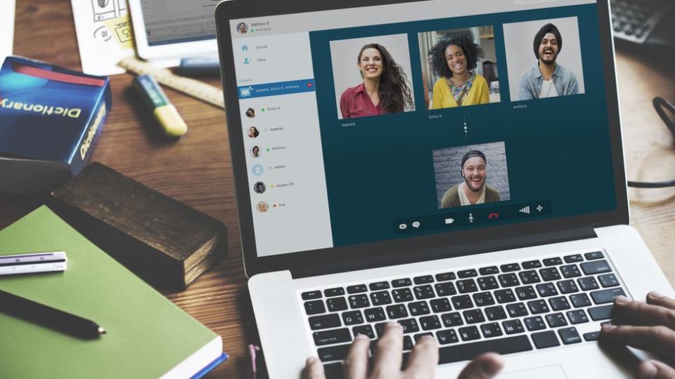 Una teleconferencia con amigos en una plataforma de internet