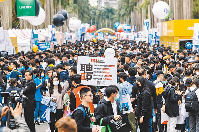 人力銀行昨公布2020年至2022年大學畢業生第一份正職工作起薪，新鮮人起薪中位數為3.2萬元。圖為校園徵才博覽會。（本報資料照片）