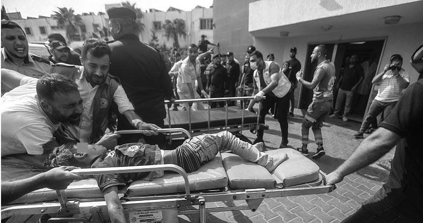 加薩一名受傷兒童送往醫院。（圖／達志／美聯社）