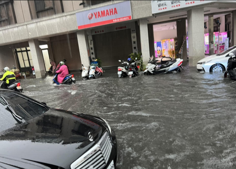 台中市20日清晨降雨，潭子區多處路段積水嚴重，汽機車緩慢前行，機車秒變水上摩托車。（圖／台中市議員蕭隆澤提供）