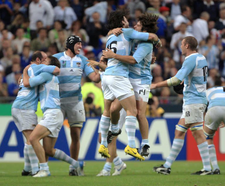Hasta ahora, el tercer puesto de los Pumas en Francia 2007 es el máximo logro del rugby argentino; Ignacio Corleto y Lucas Borges están en el centro del festejo tras el 17-12 inicial sobre el local.