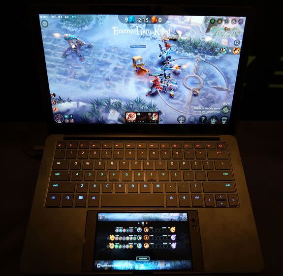 VAINGLORY RUNNING ON PROJECT LINDA DIRECTLY FROM THE RAZER PHONE.