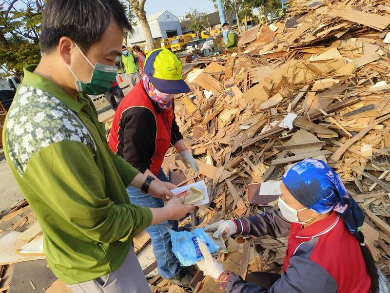 廢木櫃抽屜藏現金  中市環保局報警尋失主 台中市環保局清潔隊員日前在拆解民眾丟棄的廢木櫃 時，在抽屜發現一包紙袋，內有現金新台幣4萬6000 元及作廢存摺，經報警協尋找到失主。 （台中市環保局提供） 中央社記者郝雪卿傳真  113年4月21日 