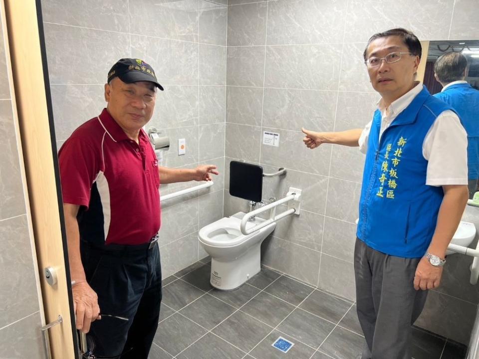 《圖說》歡園公廁全新無障礙廁間，板橋區長陳奇正表示，友善如廁空間需要市民一同維護，才能保持舒適如廁空間。〈板橋區公所提供〉