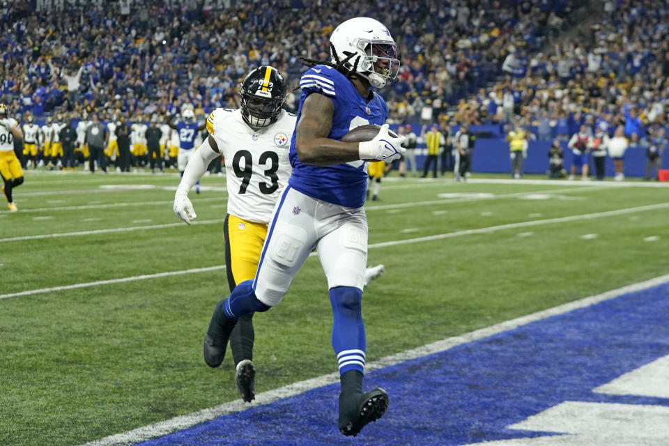 Mo Alie-Cox, de los Colts de Indianápolis, anota delante de Mark Robinson, linebacker de los Steelers de Pittsburgh, el sábado 16 de diciembre de 2023 (AP Foto/Darron Cummings)