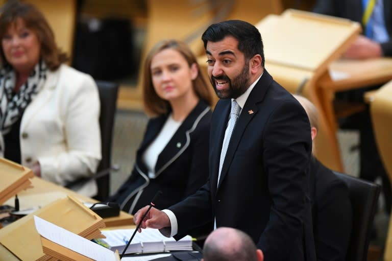 In Schottland hat Regierungschef Humza Yousaf die Koalition seiner Schottischen Nationalpartei (SNP) mit den Grünen aufgekündigt. Yousaf, der nun eine Minderheitsregierung anführt, erklärte, die Entscheidung sei "umgehend wirksam". (ANDY BUCHANAN)