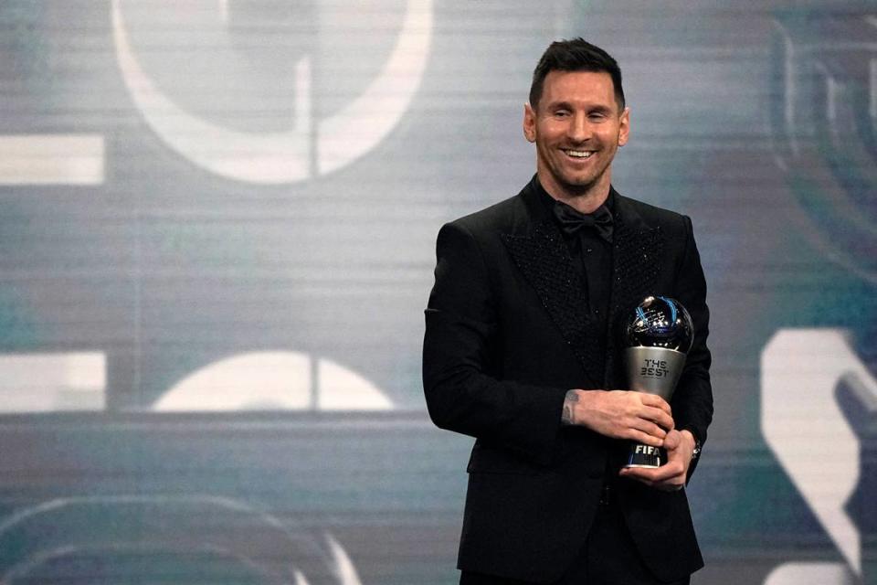 Lionel Messi recibe el premio The Best como mejor jugador de la FIFA en 2022, en la ceremonia celebrada el 27 de febrero de 2023 en París.