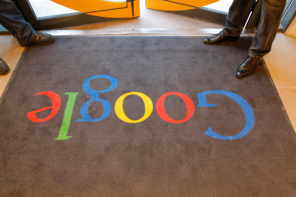 Una alfombra de Google en la entrada de la nueva sede de Google Francia antes de su inauguración oficial en París, Francia, el 6 de diciembre de 2011. Este logotipo se ha actualizado y ya no está en uso. REUTERS/Jacques Brinon/Piscina/Foto de archivo