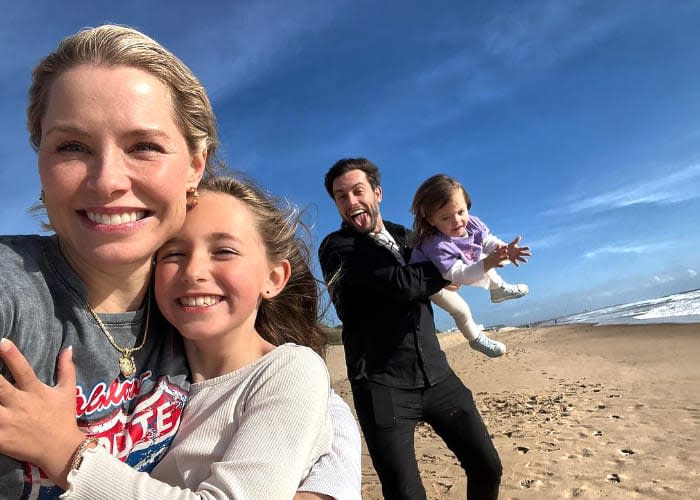 Soraya y su marido jugando con sus hijas 