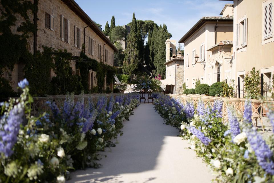 The morning of the wedding, international event planner extraordinaire Alex Fitzgibbons of Fait Accompli jumped into action bright and early and oversaw the assemblage of a dramatic aisle, measuring 262 feet, lined with white roses and purple snapdragons by Tuscany Flowers Florence.