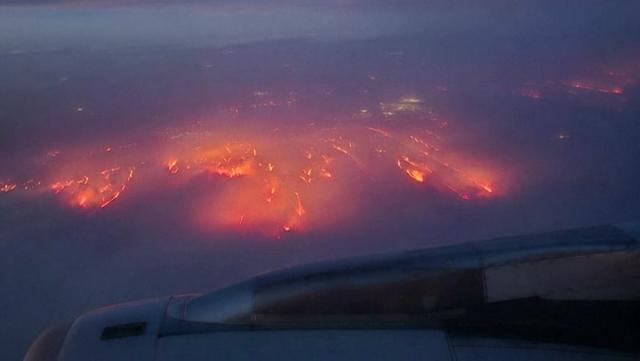 Plane flies over apocalyptic wildfire raging in Texas near nuclear