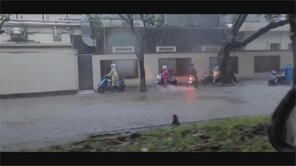 雷雨狂炸雙北多處積淹水　泰山區女兒牆塌壓毀整排機車