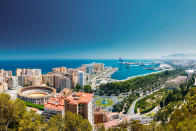 <p>Si planeas viajar a Málaga, debes saber que el precio medio aquí es de 1.306 euros por una semana de vacaciones. La capital de la Costa del Sol es de las ciudades más caras en cuanto al alojamiento (628€), aunque de las más baratas para alquilar un coche (406€). (Foto: Getty Images).</p> 