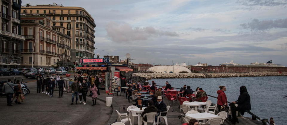 Sur la promenade Partenope à Naples.  
