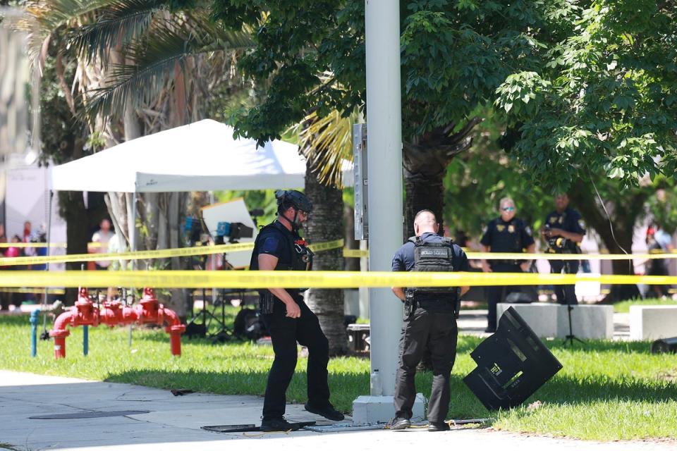 La policía de Miami investiga un objeto sospechoso cerca de la zona de prensa fuera del juzgado federal de los Estados Unidos Wilkie D. Ferguson Jr., donde el expresidente Donald Trump está programado para ser procesado durante la tarde del 13 de junio de 2023 en Miami, Florida (Getty Images)