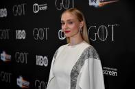 <p>Les critiques sur son physique ont fait sombrer l’actrice Sophie Turner dans la dépression. Aujourd’hui, la jeune femme explique aller toutefois un peu mieux, et suivre une thérapie pour s’en sortir.<br>© Jeff Kravitz / Contributeur Getty Images </p>