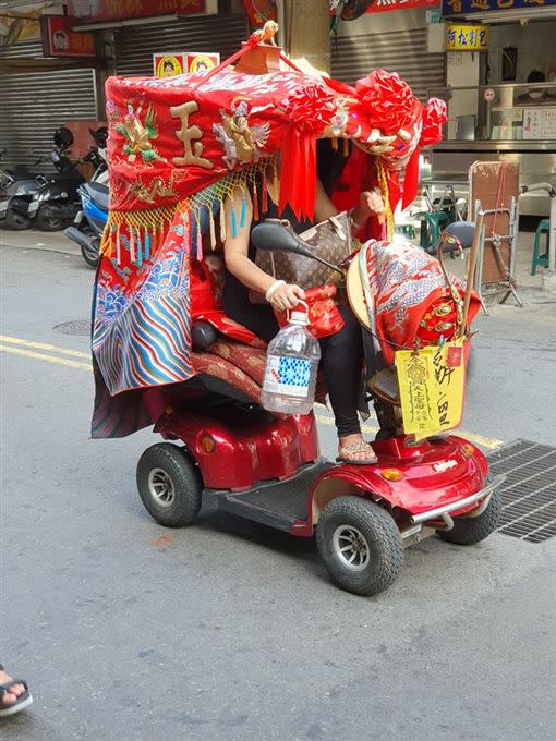 黃姓網友在台南水仙宮附近發現該輛電動車。（圖／黃建堯提供）