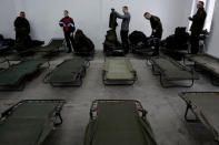 Recruits prepare their accommodation on their first day of 16-day basic training for Poland's Territorial Defence Forces, at a military unit in Siedlce, Poland, December 1, 2017. REUTERS/Kacper Pempel/Files