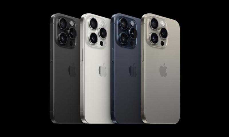 蘋果推出新款iPhone 15系列手機，經過許多YouTuber實測後，發現iPhone 15 pro、iPhone 15 pro Max使用上容易有發燙、過熱等狀況。（翻攝自蘋果官網）